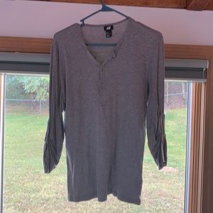 Men’s Medium 3 quarter length gray H&M shirt